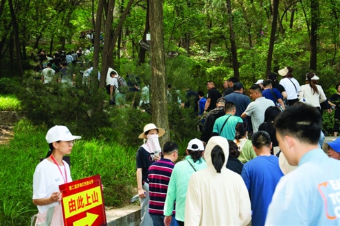 志愿者引导选手登山